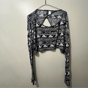 H&M Divided Black and White Long Sleeve Crop Top